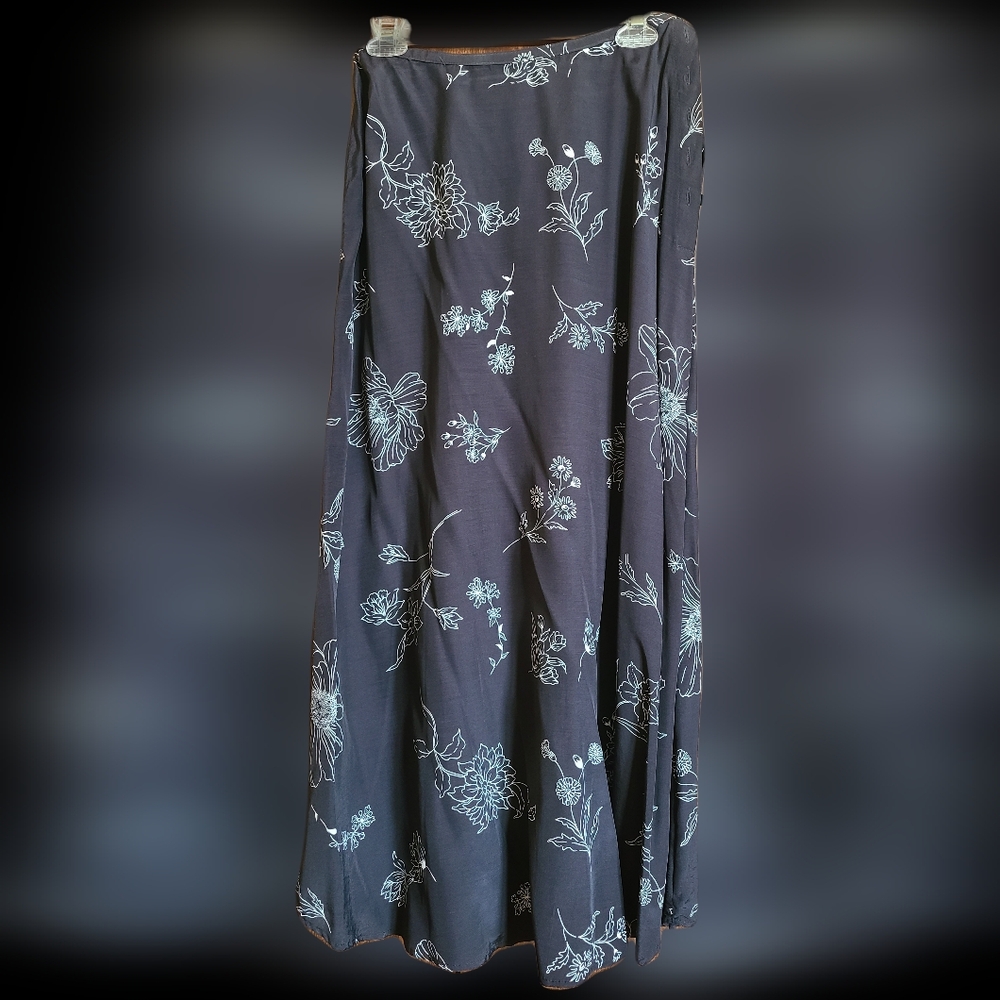 Women's Black & White flowery skirt - NWT!